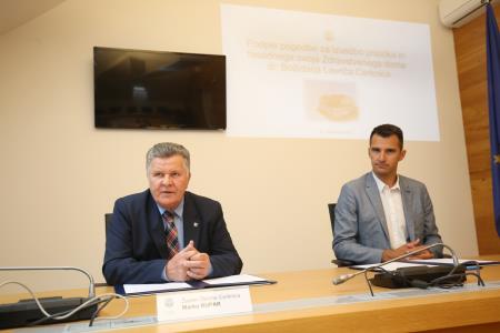 PODPIS POGODBE ZA PRIZIDEK IN FASADNI OVOJ ZD CERKNICA 06 FOTO LJUBO VUKELIČ